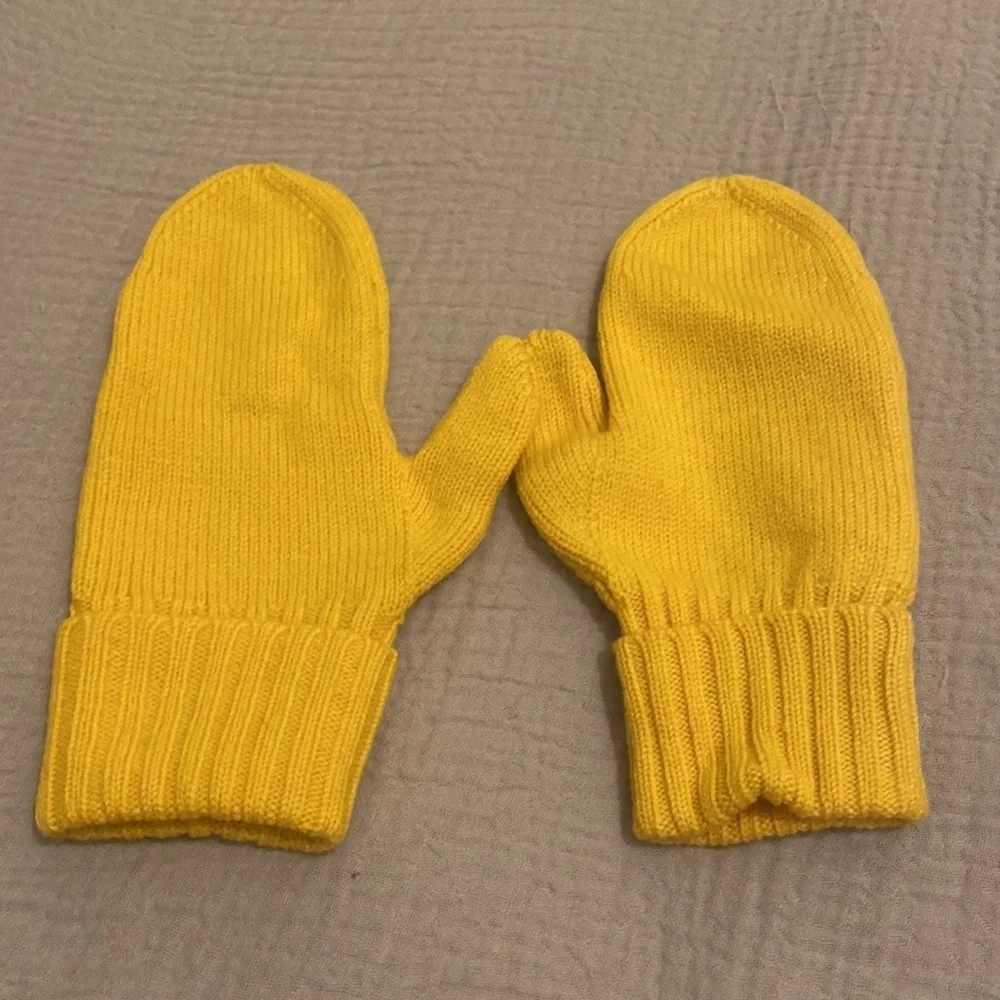 Kate Spade New York Taxi Mittens .